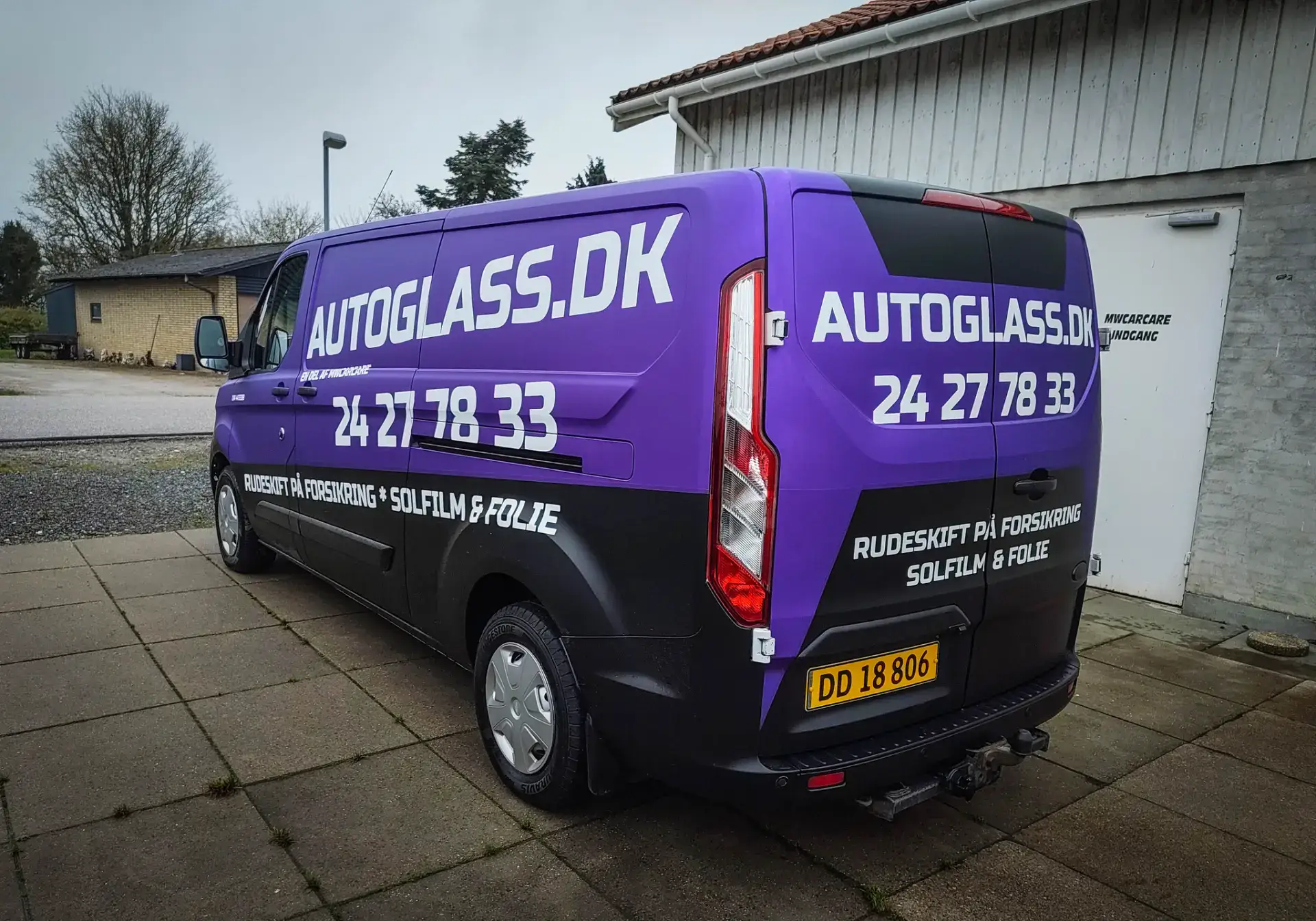 Autoglas.dk autoglas servicebil med kontaktinfo.
