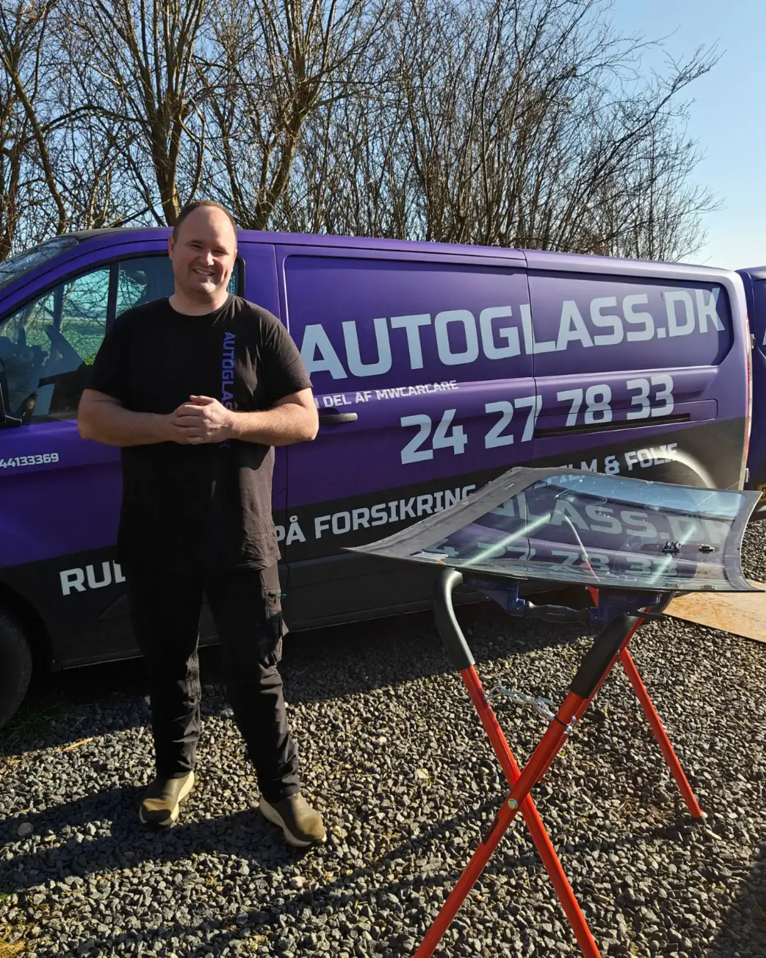 Autoglass servicebil med tekniker foran, klar til glasreparation.