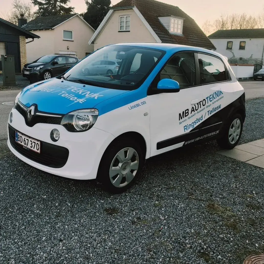 Autoglas servicebil med logo og kontaktinfo for hurtig reparation.