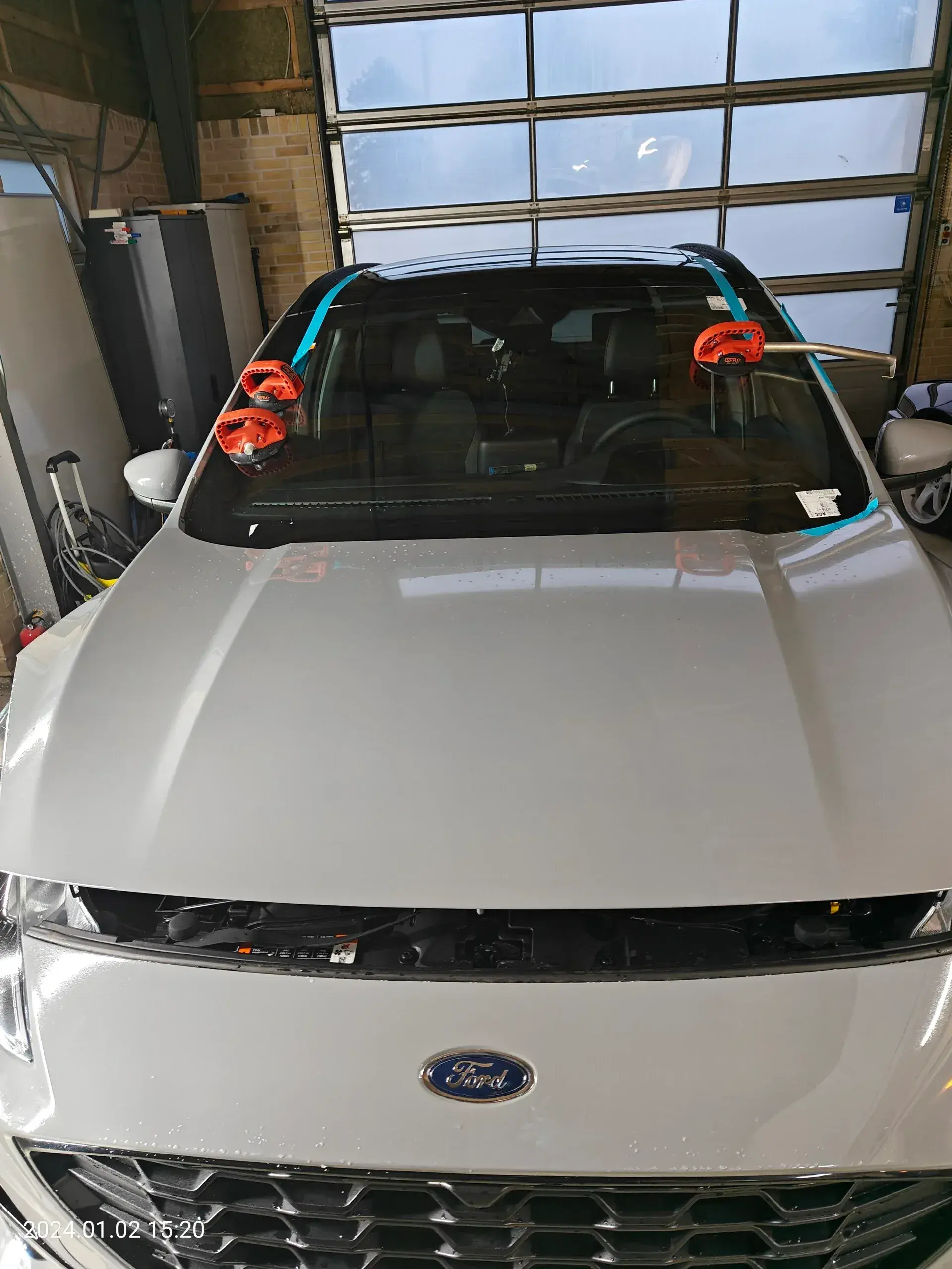 Autoglas til Ford med beskyttelsesklapper på forruden.