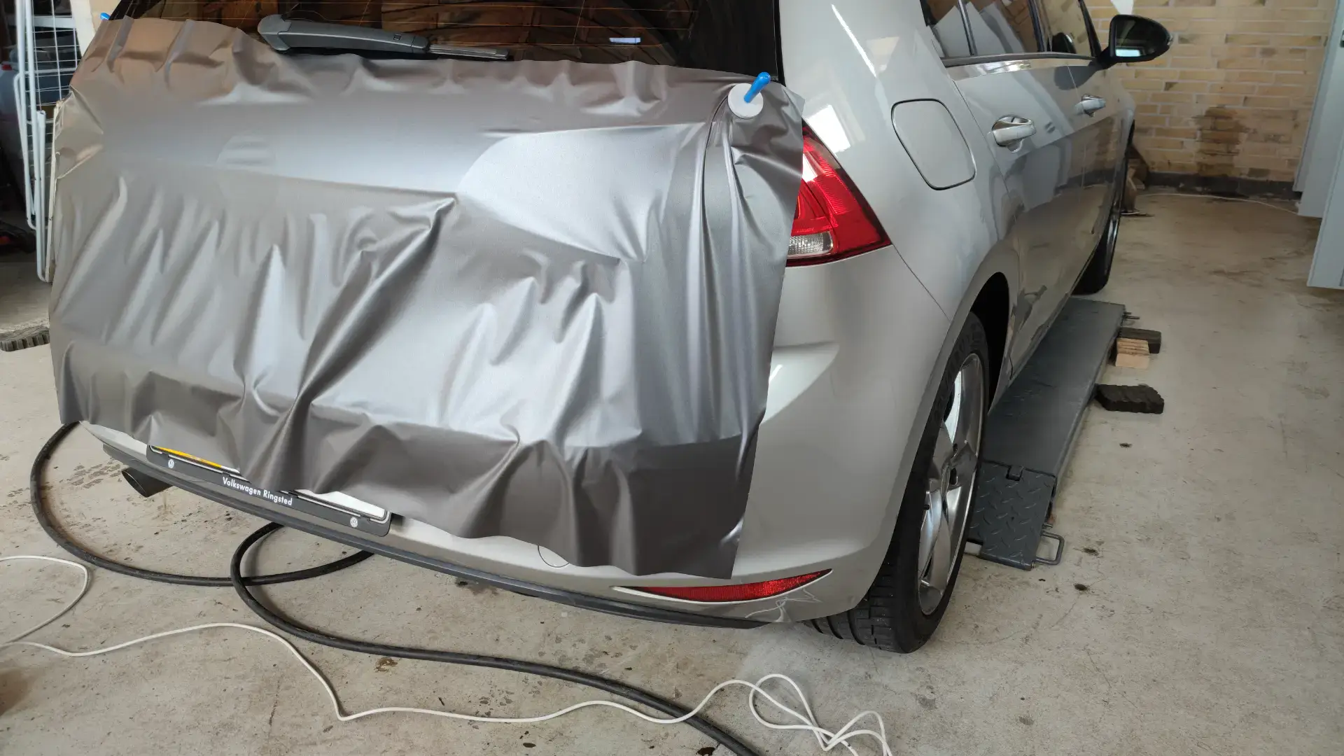 Bil med beskadiget forrude klar til autoglas reparation.