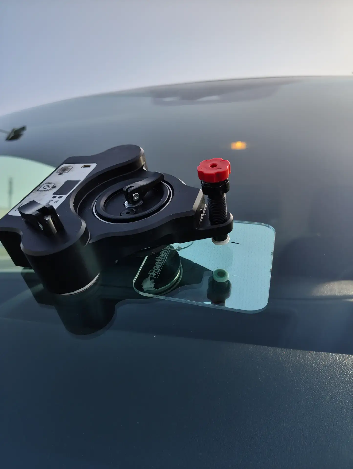 Autoglas reparationsudstyr på bilens forrude til professionel glasudskiftning.