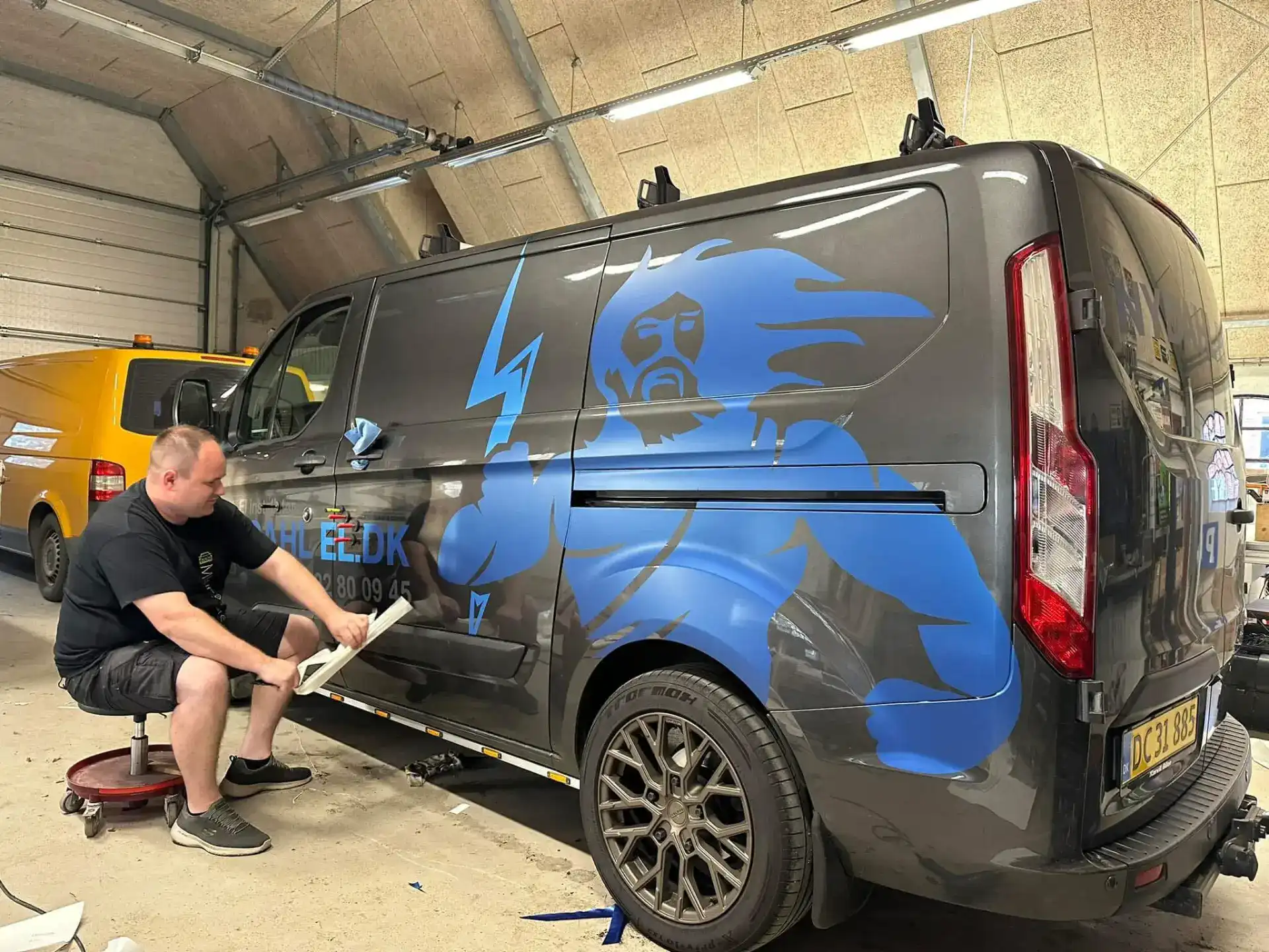 Autoglas reparation og udskiftning i værksted.